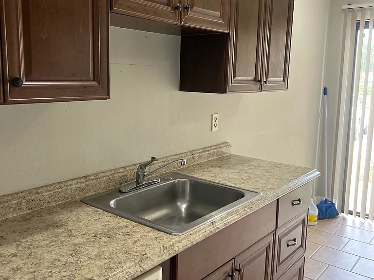 738 SW Claudia Ave — Photo 4