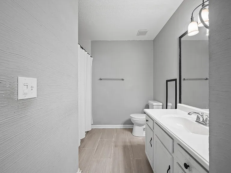 1119 Waggoner Ct W — Photo 22
