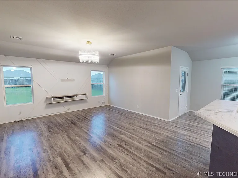 1240 E Richmond St — Photo 3