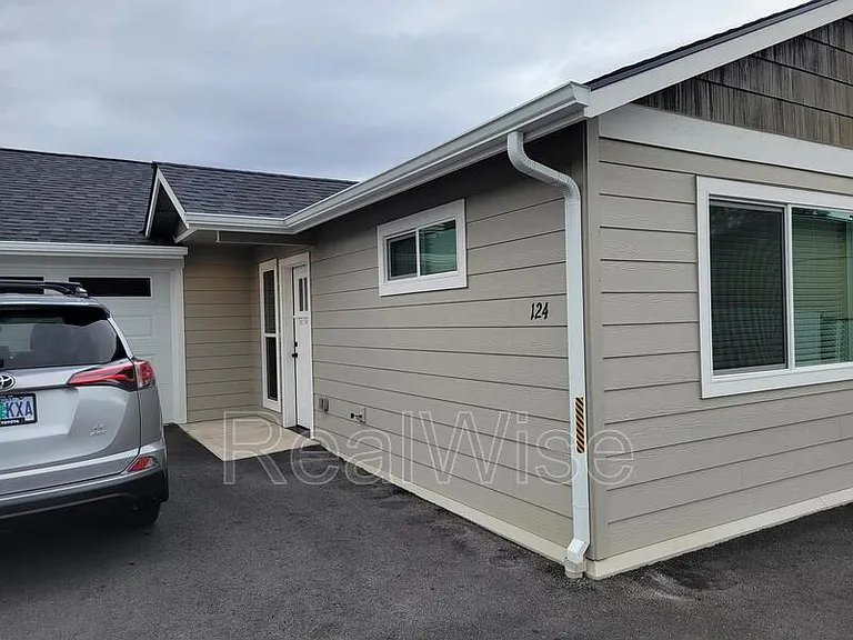 124 SW Jenn Way — Photo 3