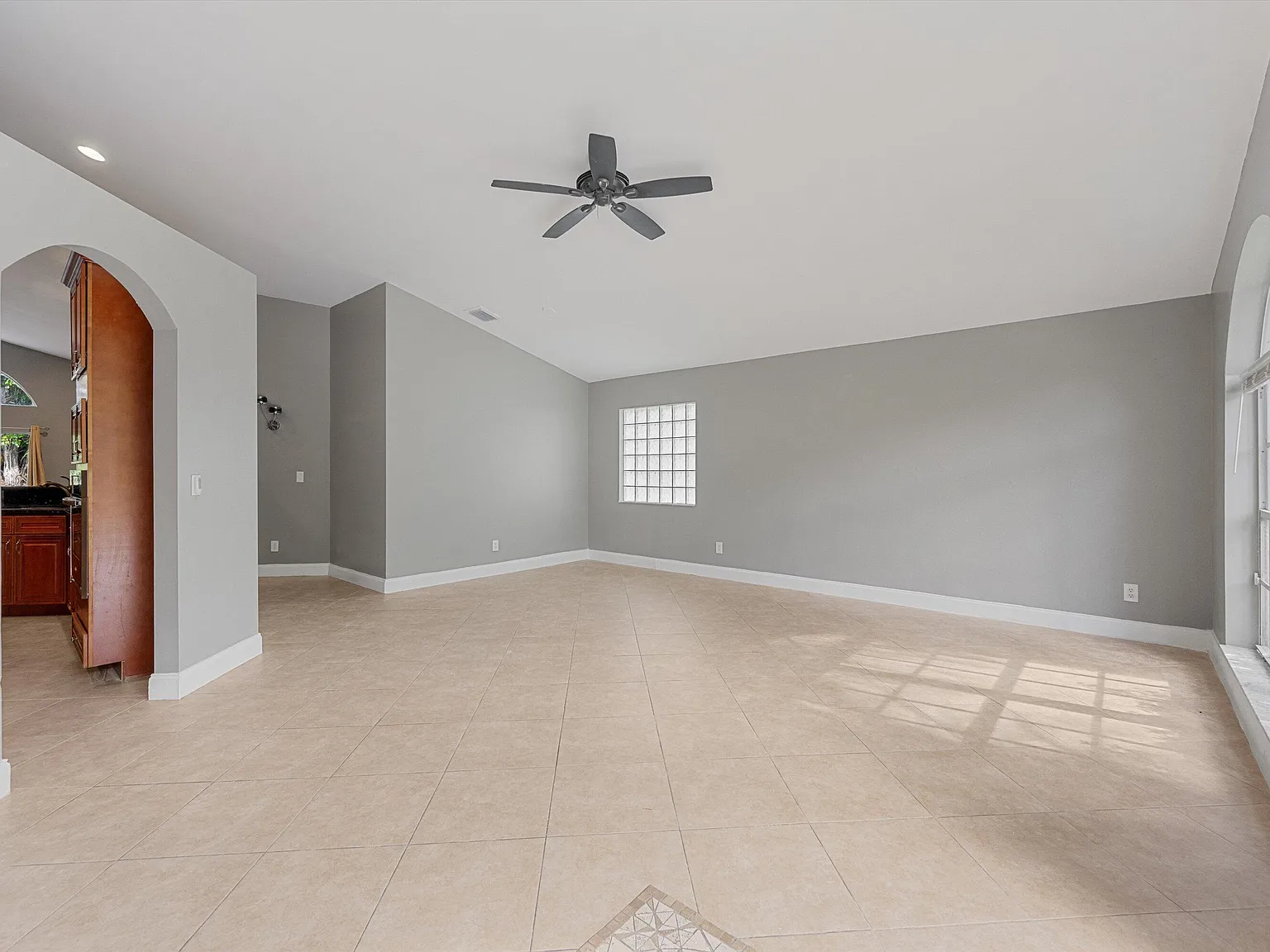 3 bed, 2.0 bath, 2080 sqft, $3,490 — Photo 4