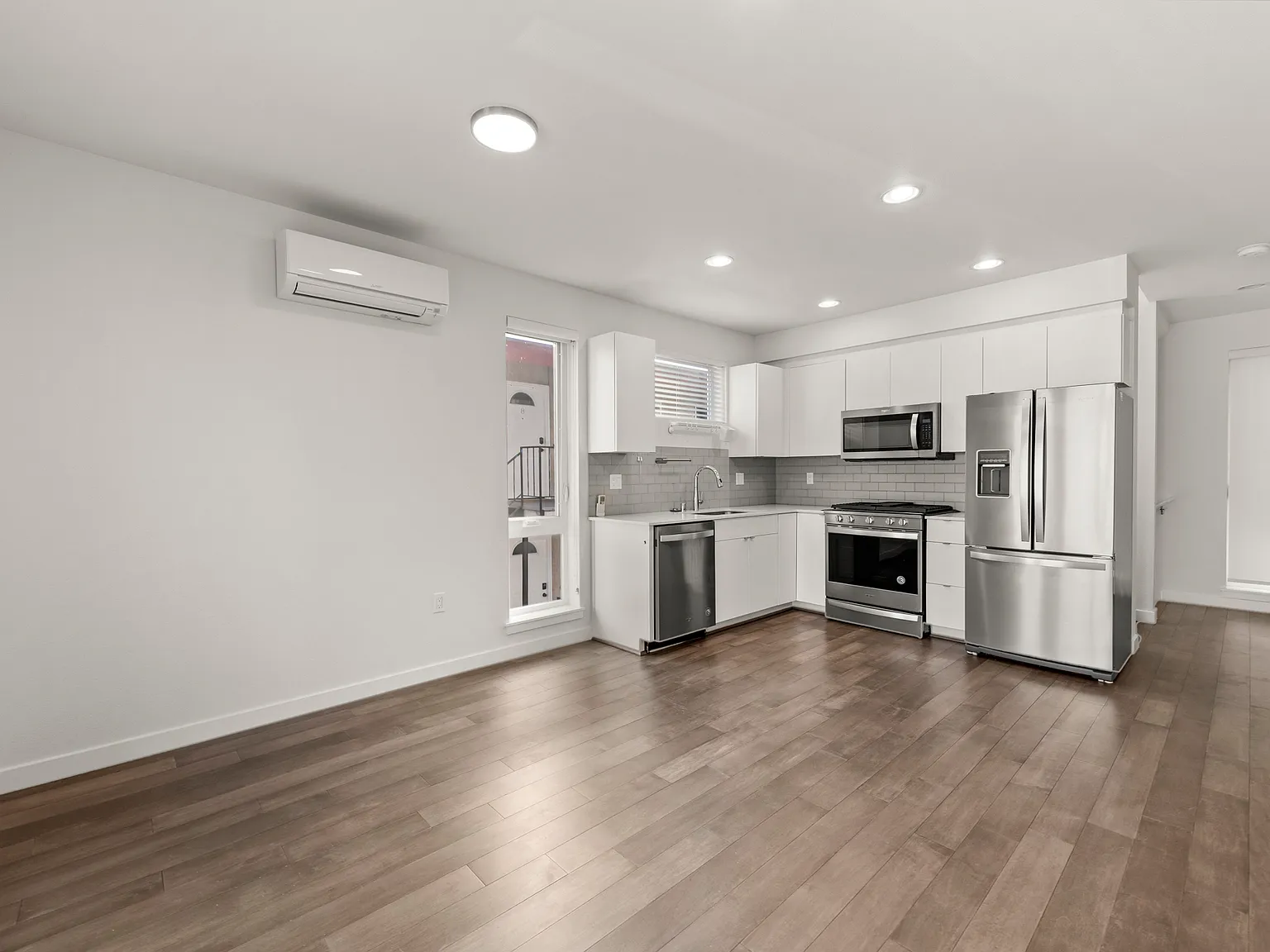 2 bed, 1018 sqft, $3,000 — Photo 4