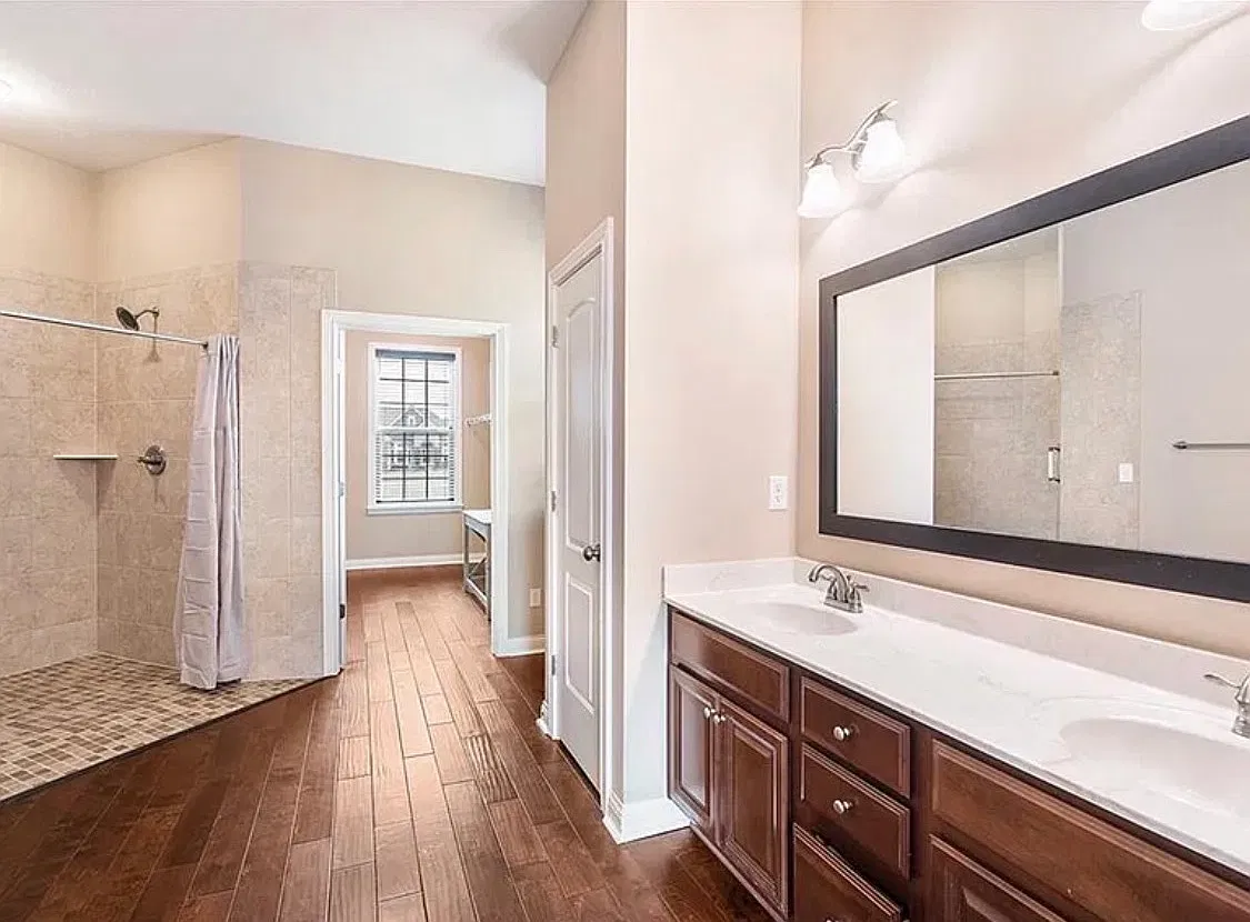 4 bed, 5106 sqft, $5,500 — Photo 3