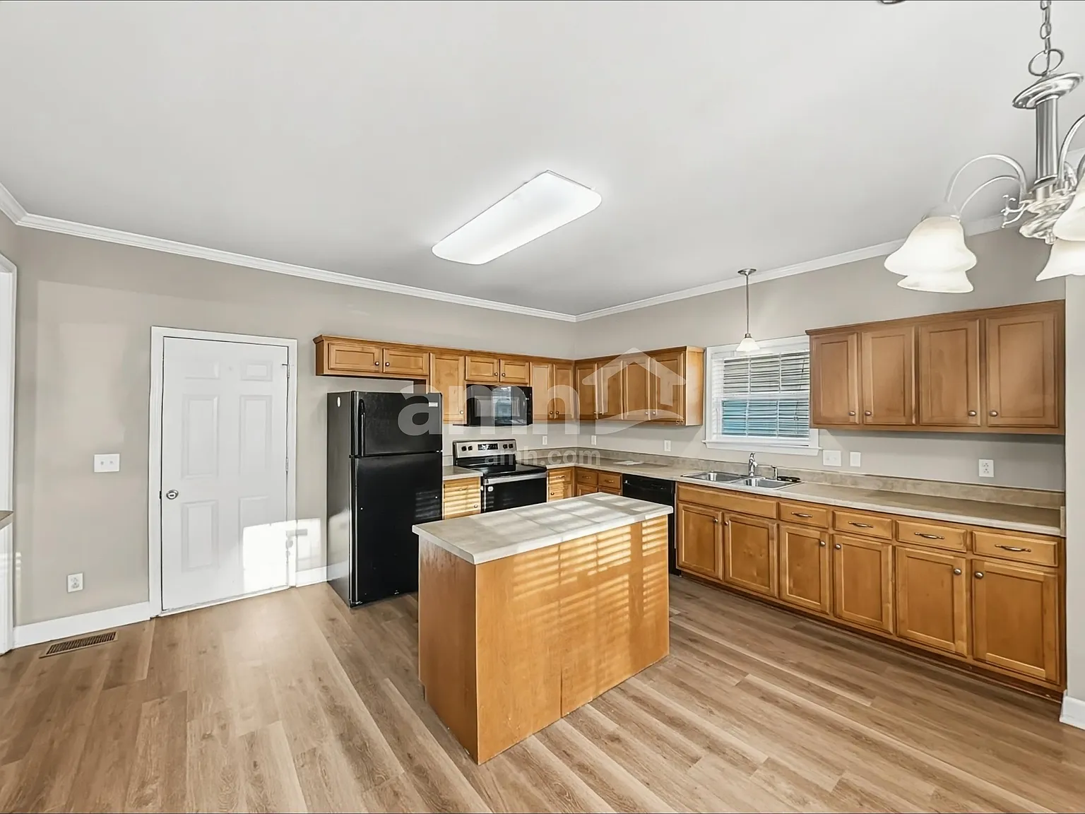 3 bed, 2.5 bath, 2110 sqft, $2,335 — Photo 4