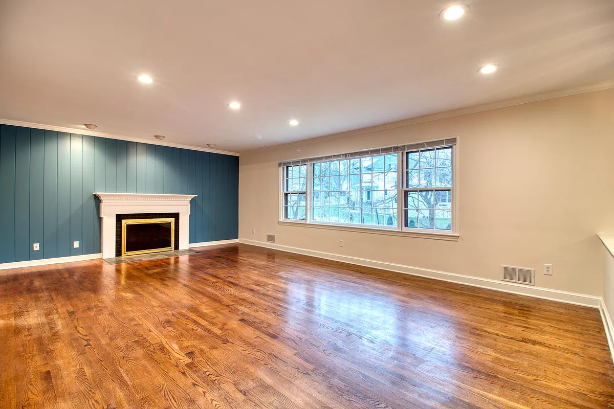 Spacious living room - 7404 Churchill Rd
