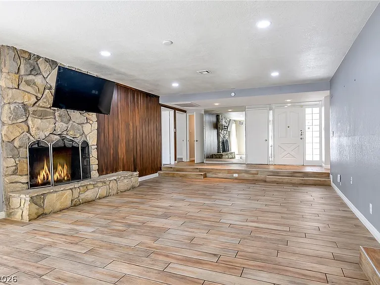 2324 Laurie Dr — Photo 17
