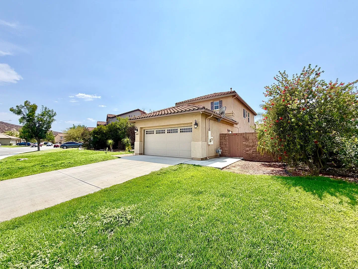 Spacious 5 Bedroom Home with Loft, Private Balcony & Large Back Yard — Photo 3