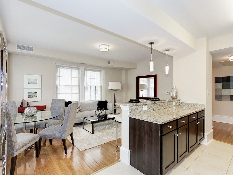 Open Floor Plan w/Breakfast Bar