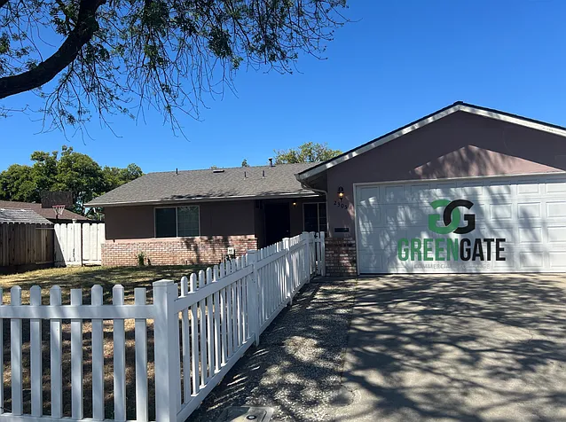 2305 Rose Ave — Photo 1