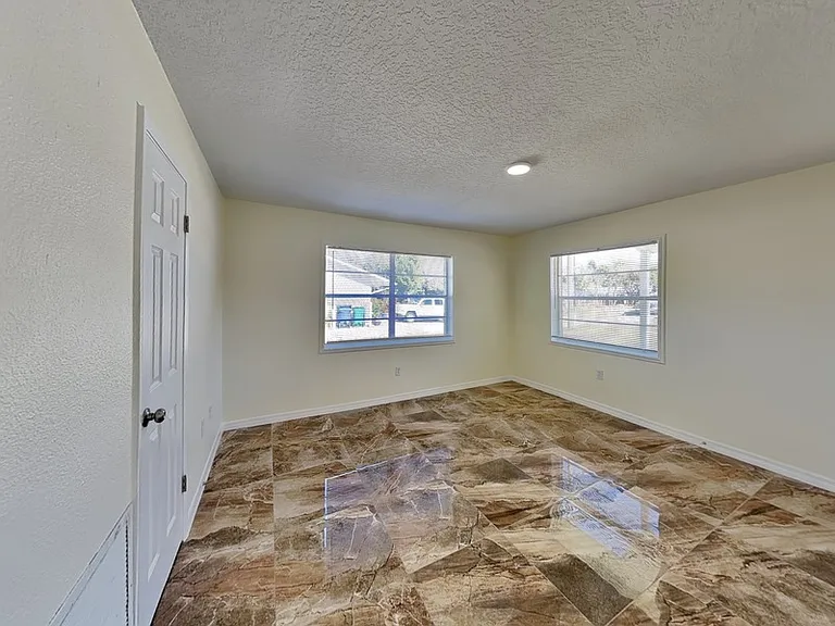 465 Oak Dr — Photo 8