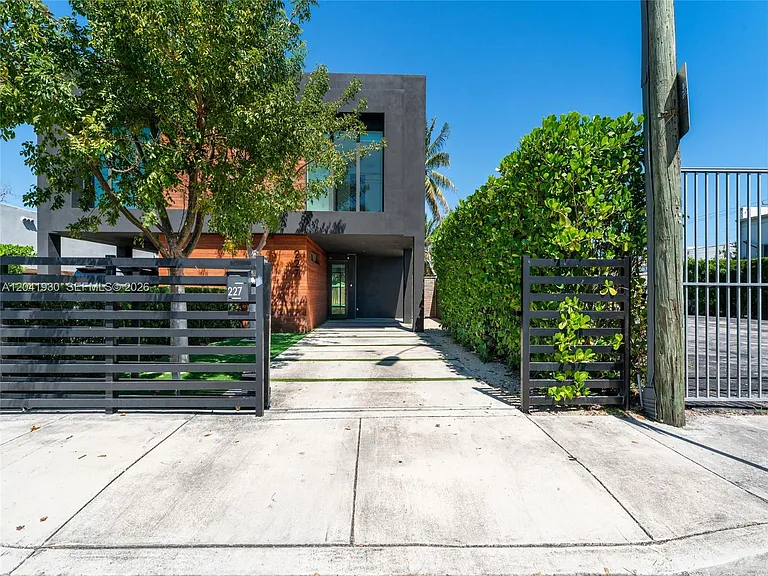 227 NW 39th St — Photo 30