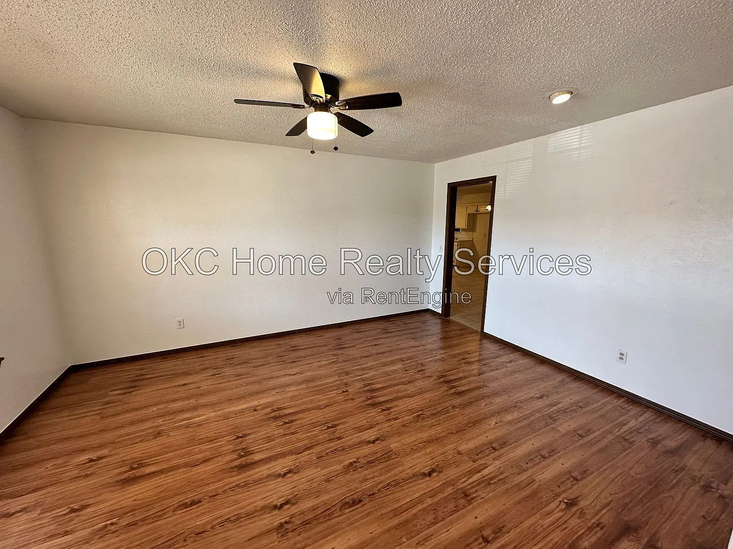 3 bed, 2.0 bath, 1832 sqft, $1,595 — Photo 2