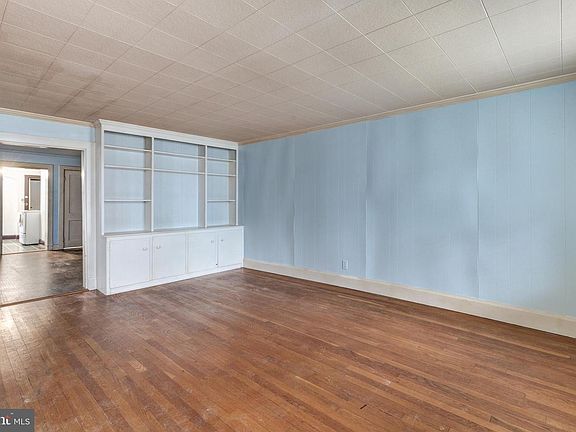 5th image of 3221 Main St
