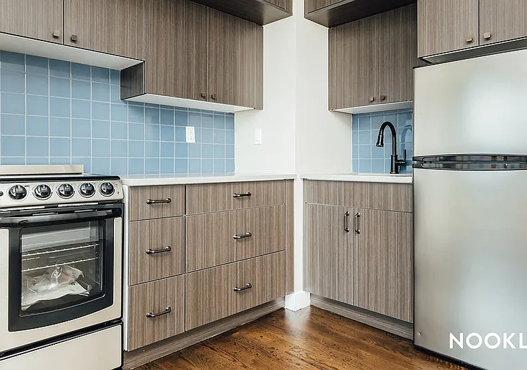 486 E 28th St #301 — Photo 2
