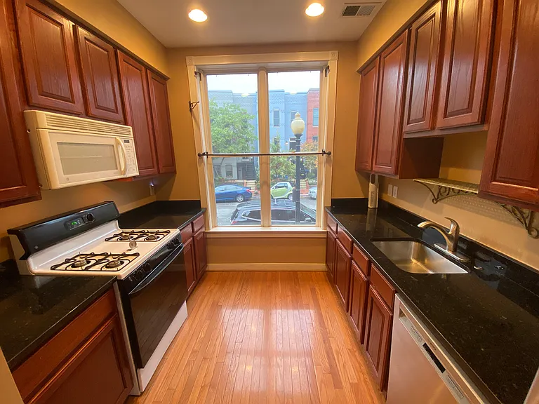 619 I St SE #A — Photo 37