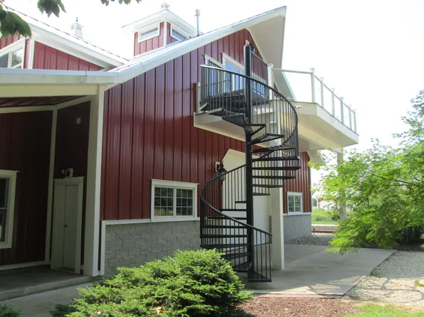 7550 W Elm Valley Rd, Three Oaks, MI 49128