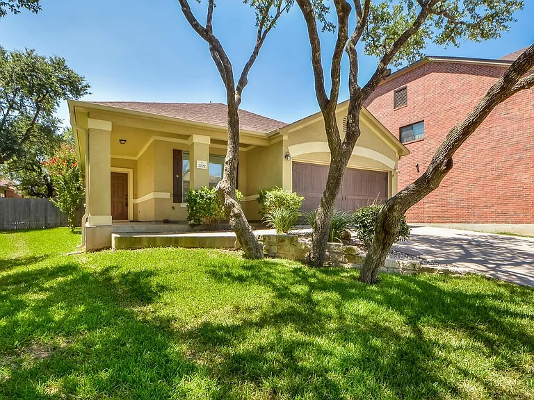 2202 Ezra Ct — Photo 2