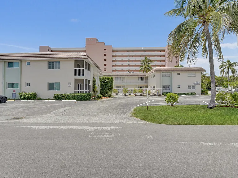 1450 N Riverside Dr #103 — Photo 8