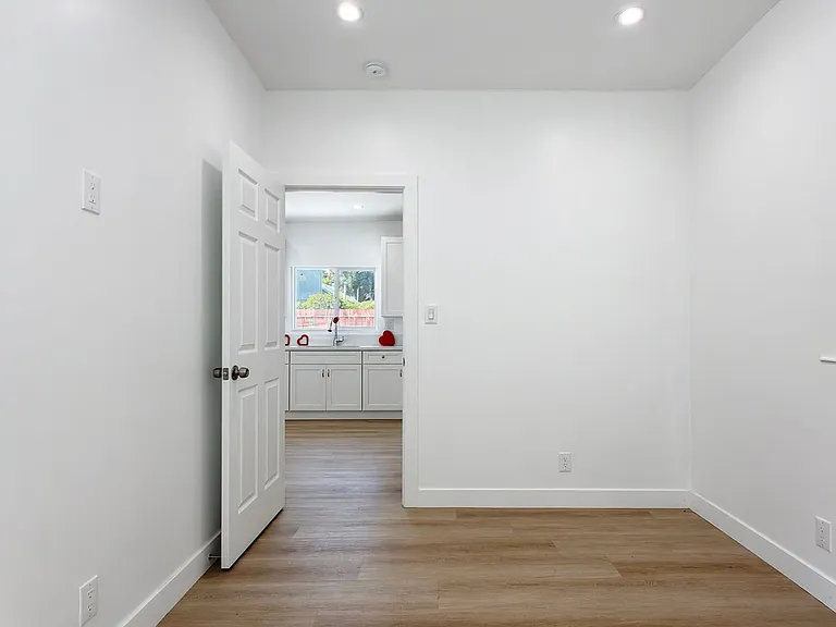 1001 E 5th St — Photo 19