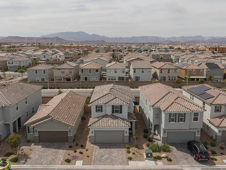 10183 Glowing Amber St — Photo 40