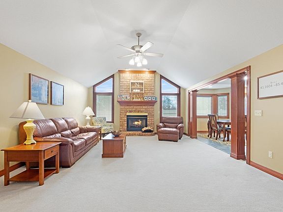 5th image of 912 E Hawthorn Ln