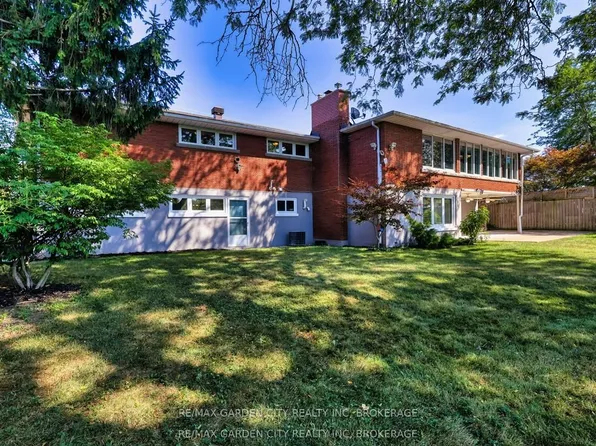 28 Marsdale Dr, Saint Catharines, ON L2T 3S3