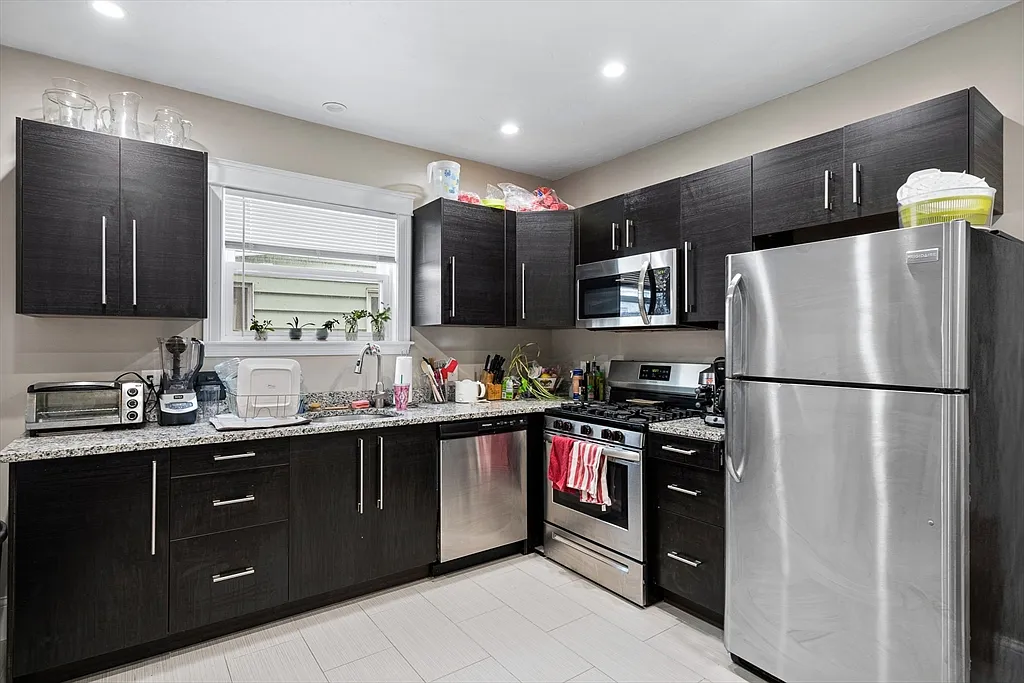 4 bed, 1.5 bath, 1200 sqft, $4,200 — Photo 2