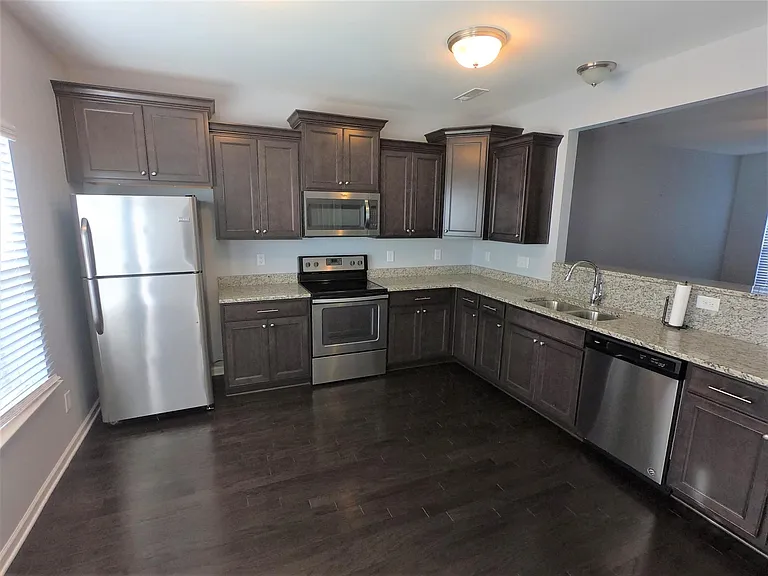 202 Oldbury Ln — Photo 4