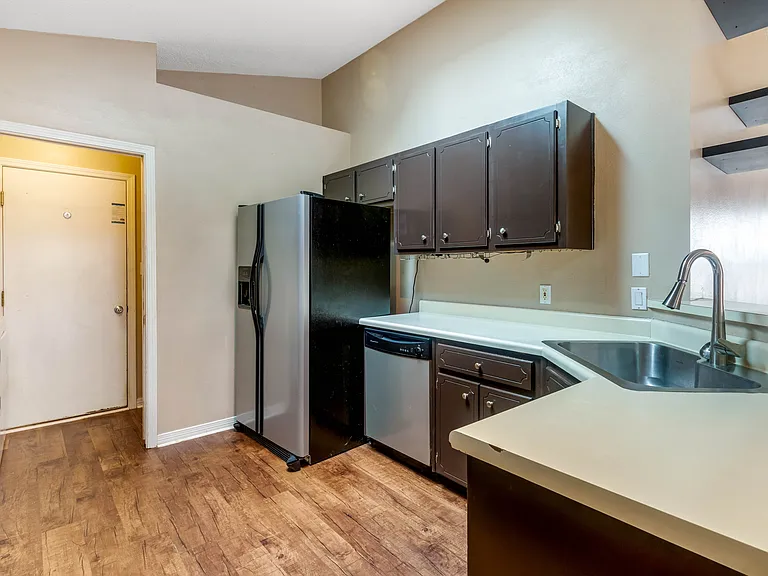 2060 Cambridge Cir — Photo 13
