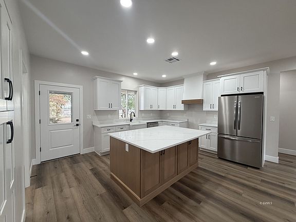 4th image of 137 N Main St