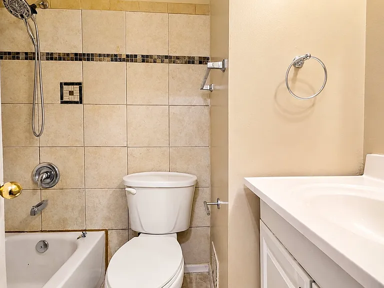 15 - Hallway full bathroom_06102026