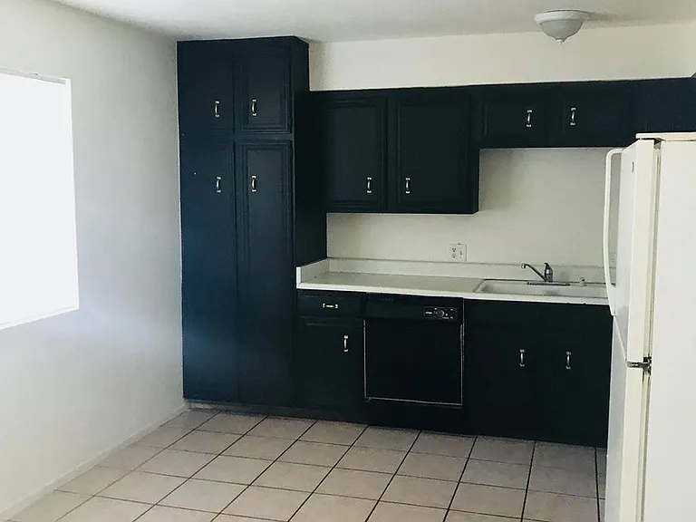 185 W D St — Photo 3