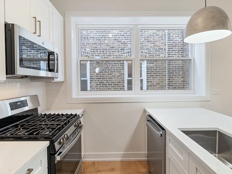 839 N Rockwell St #2R — Photo 4