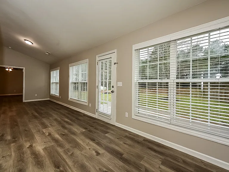 421 Eglington Trl — Photo 8