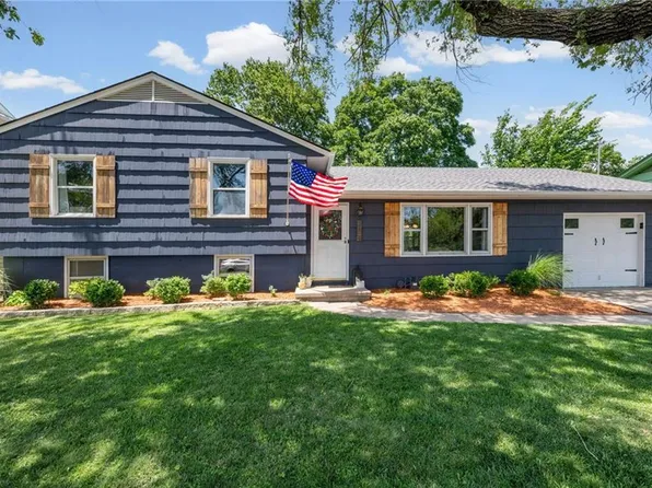 206 NW North Shore Dr, Lake Waukomis, MO 64151