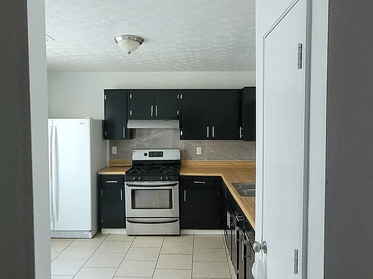 1217 Lakeview Xing — Photo 3