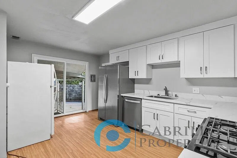 5 bed, 2.0 bath, 1705 sqft, $5,000 — Photo 3