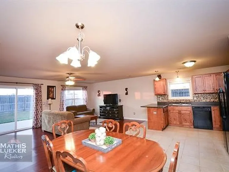 1718 Sutter Woods Rd — Photo 6