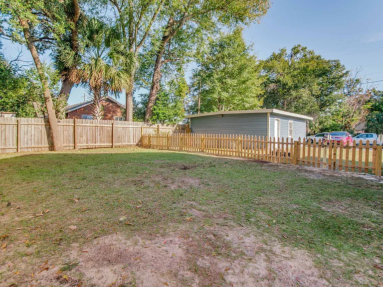 1224 E Strong St — Photo 30
