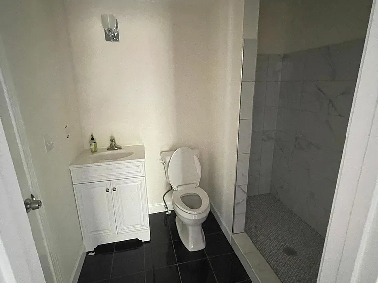2110 Larchwood Rd SW — Photo 9