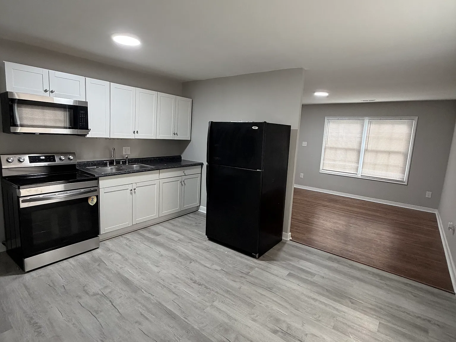 3 bed, 894 sqft, $2,300 — Photo 3