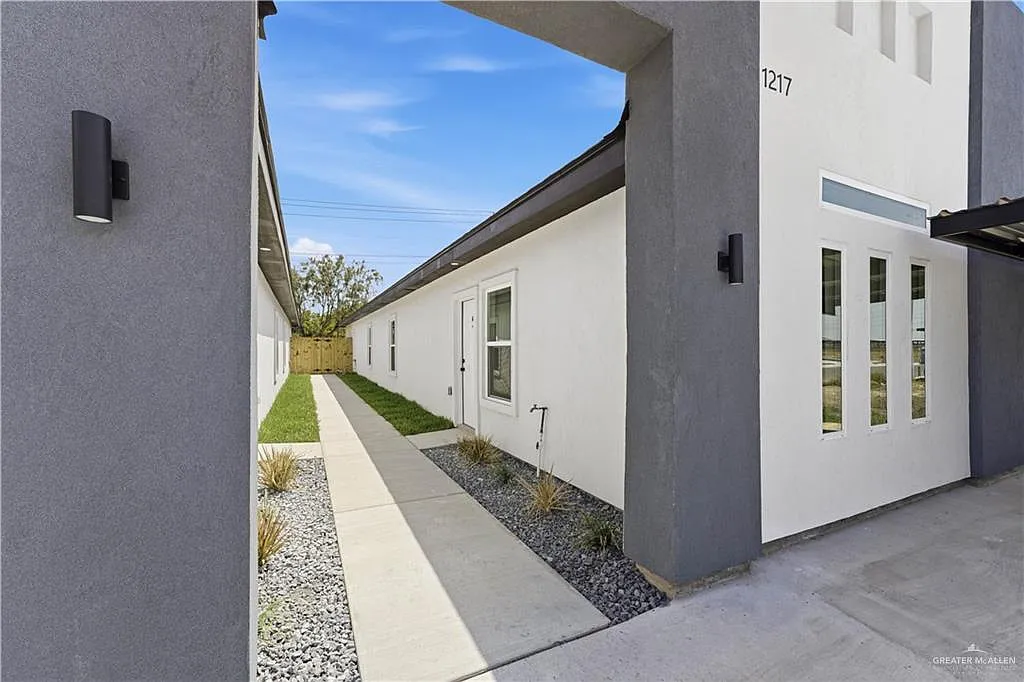 3 bed, 2.0 bath, 1100 sqft, $1,400 — Photo 2