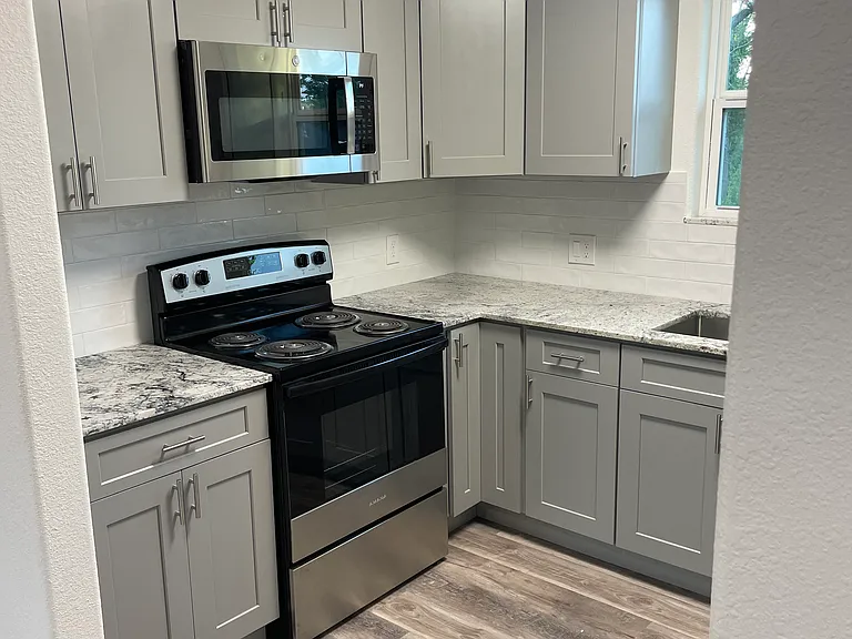 624 Center St #A — Photo 9