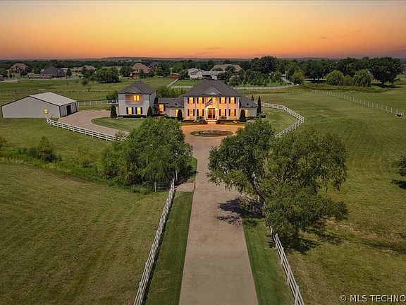 3rd image of 19220 Saddleback Dr