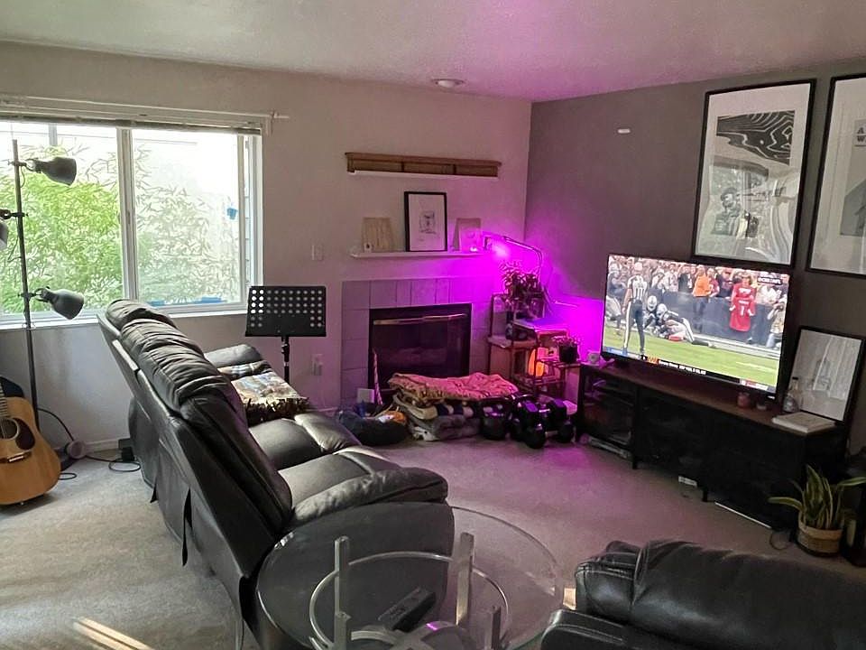 Spacious living room & fireplace