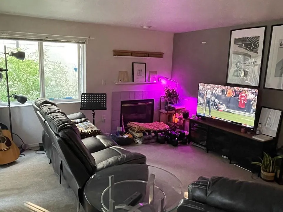 Spacious living room & fireplace