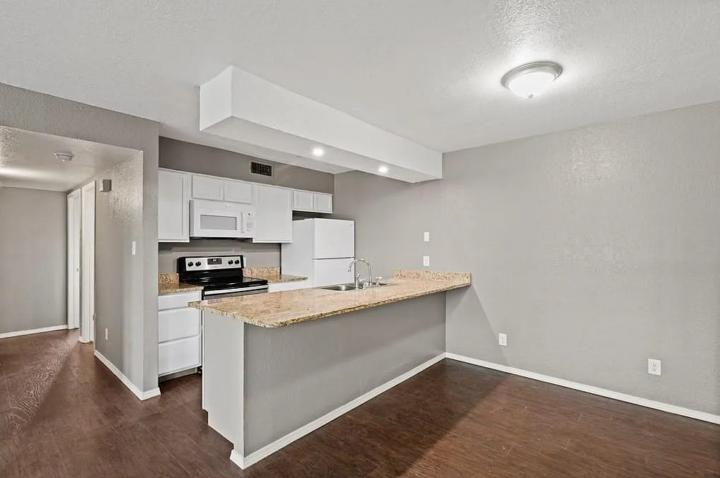 2 bed, 2.0 bath, 850 sqft, $1,000 — Photo 2