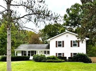 8 Kingswood Dr, Clifton Park, NY 12065