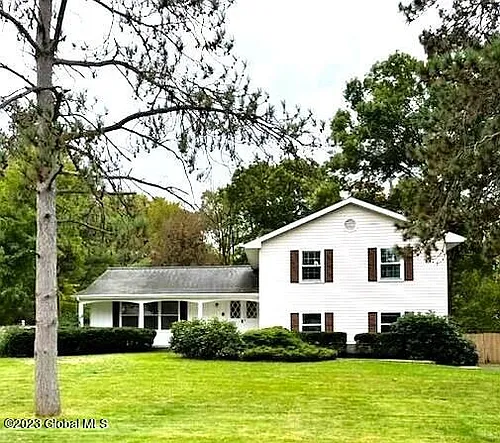 8 Kingswood Dr Photo 1