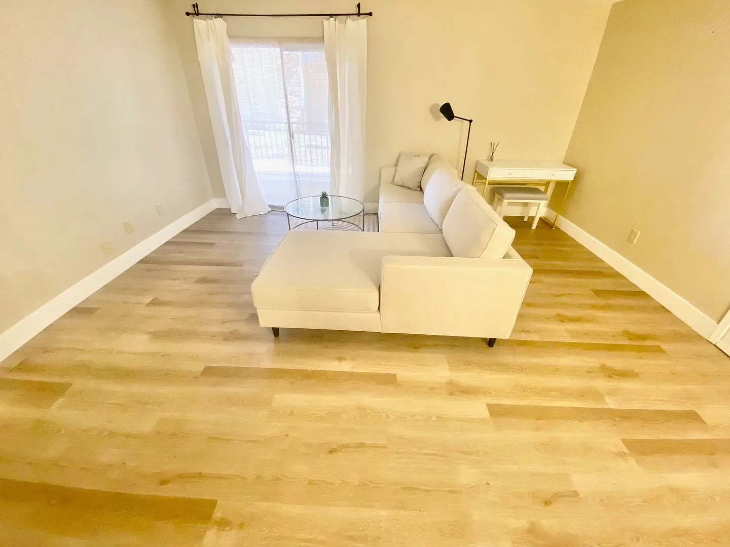 Cute Condo Unit 2 Bedroom / 1 Full Bath ,Partially Furnished In A Guard Gated Community ! — Photo 2
